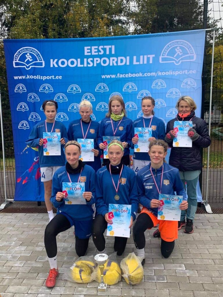 Jalkatüdrukud võitsid Raplas Eesti Koolispordi Liidu finaalvõistlusel I koha